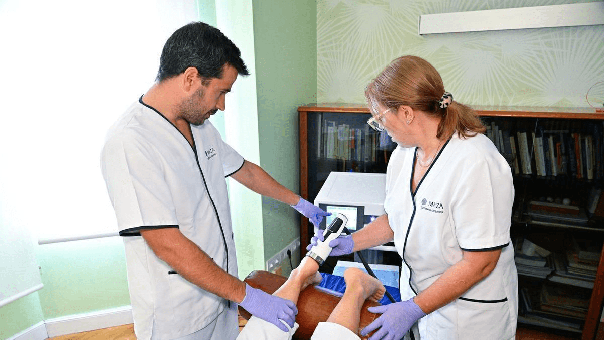Paciente recibiendo diatermia por radiofrecuencia indiba en Bilbao